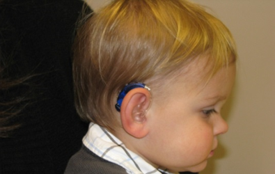 Дете със слухов апарат